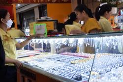 Giá vàng hôm nay, 18-10: Lao lên lập kỷ lục mới