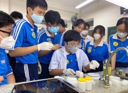 Chật vật với chương trình giáo dục phổ thông mới : Dạy "chay" vì thiếu thiết bị