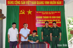 Bàn giao công trình đèn chiếu sáng năng lượng mặt trời tại xã Ea Nuôl