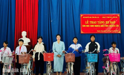 Trao xe đạp và quà cho học sinh nghèo hiếu học tại huyện Lắk