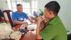 Con nghiện chuyên trộm đồ ở các ki-ốt bán hàng ven đường