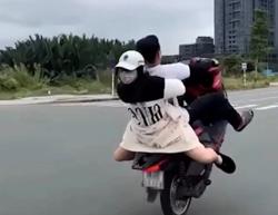 Bộ Công an đề xuất tịch thu xe máy với trường hợp bốc đầu, lái bằng chân