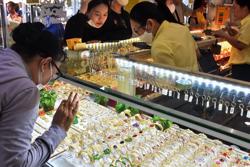 Vàng thế giới lao dốc, giá vàng miếng SJC, vàng nhẫn 99,99 vẫn cao chót vót