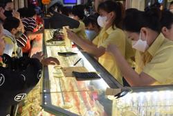 Giá vàng thế giới dậy sóng, vàng nhẫn 99,99 biến động lạ