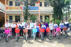 Trao xe đạp tặng học sinh nghèo hiếu học huyện Krông Bông