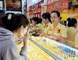 Giá vàng hôm nay 28-10: Thế giới lao dốc, vàng miếng SJC, vàng nhẫn cùng bất động