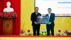 Thị xã Buôn Hồ: Vận động trên 1,3 tỷ đồng tại lễ phát động ủng hộ “Quỹ vì người nghèo”