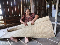 Nhớ nghề dệt chiếu buôn Diêo