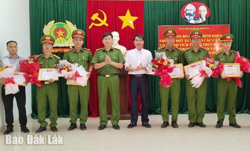 Huyện Krông Ana: Khen thưởng đột xuất lực lượng công an và công dân truy bắt các đối tượng cướp giật và trộm cắp tài sản