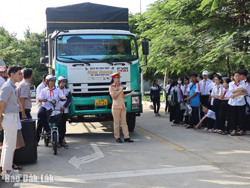 Cấp bách bảo vệ trẻ em trước hiểm họa tai nạn giao thông