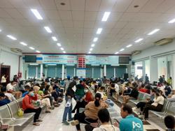 Nhộn nhịp mua vé tàu Tết