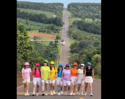 Chín phụ nữ dàn hàng ngang giữa đường để quay clip