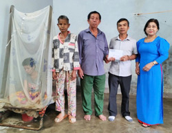 Quỹ Tấm lòng vàng Báo Đắk Lắk trao tiền hỗ trợ các hoàn cảnh khó khăn