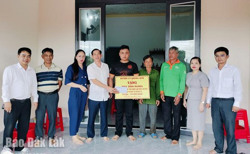 Huyện ủy Krông Búk bàn giao nhà Tình nghĩa tặng hộ nghèo