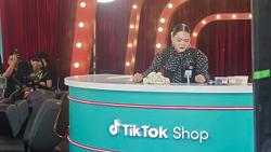 Các tín đồ "săn sale" thức trắng đêm xem chiến thần livestream dịp 11-11