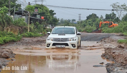 Người dân khốn khổ vì 1 km đường làm mãi không xong!