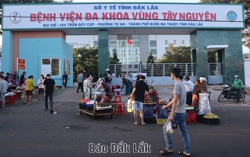 Hàng rong “bủa vây” cổng bệnh viện