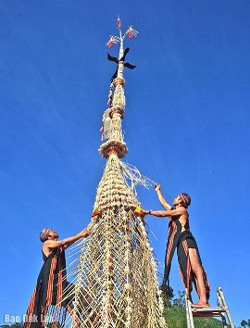 Độc đáo cây nêu ăn trâu huê của người Mnâm