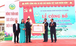 Xã Ea Hu đón nhận Bằng công nhận đạt chuẩn nông thôn mới