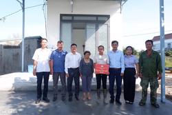 Ủy ban MTTQ Việt Nam huyện Buôn Đôn bàn giao 13 nhà Đại đoàn kết