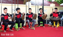 Giới trẻ bảo tồn và tìm sinh kế từ di sản cồng chiêng