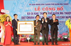 Xã Ea Kao đón nhận Bằng công nhận đạt chuẩn nông thôn mới nâng cao