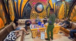 Công an bắt quả tang nhóm khách cùng nữ tiếp viên quán karaoke bay lắc