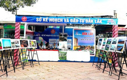 Nhiều du khách tham quan gian hàng trưng bày của Sở Kế hoạch và Đầu tư tại Hội chợ Công Thương và sản phẩm OCOP - Đắk Lắk năm 2024