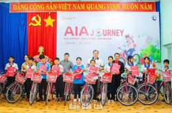 Tặng 20 chiếc xe đạp cho học sinh có hoàn cảnh khó khăn trên địa bàn xã Ea Kmút