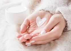 Mách bạn cách khắc phục da tay khô nứt nẻ vào mùa đông