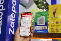 Khách quốc tế tới Việt Nam thanh toán không cần đổi tiền mặt