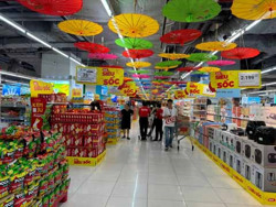 Hàng Tết dồi dào, giá cả ổn định