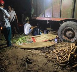 Hy hữu: Trú mưa dưới xe máy kéo, 2 người bị cán tử vong