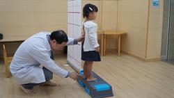 Trẻ 2-3 tuổi cong vẹo cột sống vì xem điện thoại thường xuyên