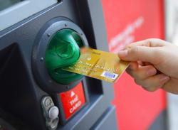 Sau 1-1-2025, thẻ chưa xác thực sinh trắc học có rút được tiền từ máy ATM?