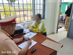 Muôn kiểu xem thường tính mạng khi tham gia giao thông