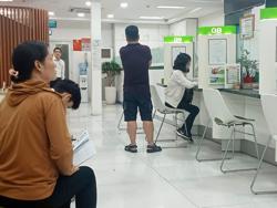 Người dân đổ xô đến ngân hàng xác thực sinh trắc học
