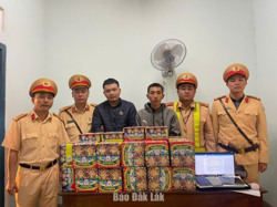 Cảnh sát giao thông phát hiện xe ô tô vận chuyển gần 70 kg pháo lậu