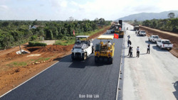 Thảm những mét bê tông nhựa đầu tiên trên công trình cao tốc Khánh Hòa – Buôn Ma Thuột