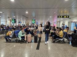 Giá vé máy bay Tết quá cao, “bay” cả tiền thưởng Tết của nhiều gia đình