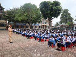 Tuyên truyền an toàn giao thông và phòng chống pháo nổ cho học sinh
