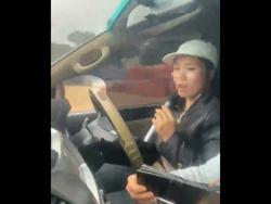 Vì sao chưa xử phạt người phụ nữ vừa lái ô tô vừa hát karaoke?
