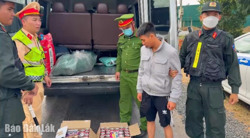 Trạm CSGT Krông Búk phát hiện 3 xe vận chuyển thuốc lá lậu và pháo nổ trái phép