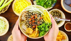 Cơm hến xứ Huế