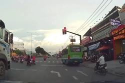 Từ 1/1/2025 ô tô vượt đèn đỏ bị phạt đến 20 triệu đồng