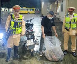 Dừng xe kiểm tra, CSGT phát hiện thanh niên giấu súng trong người