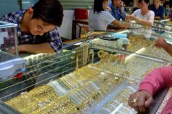 Giá vàng miếng SJC, vàng nhẫn 99,99 đồng loạt giảm