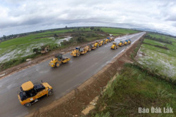 Hối hả trên công trường cao tốc Khánh Hòa – Buôn Ma Thuột ngày cuối năm