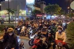 Từ 1/1/2025, người điều khiển xe máy phải bật đèn xe từ 18h