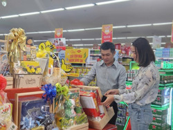 Sôi động thị trường giỏ quà Tết